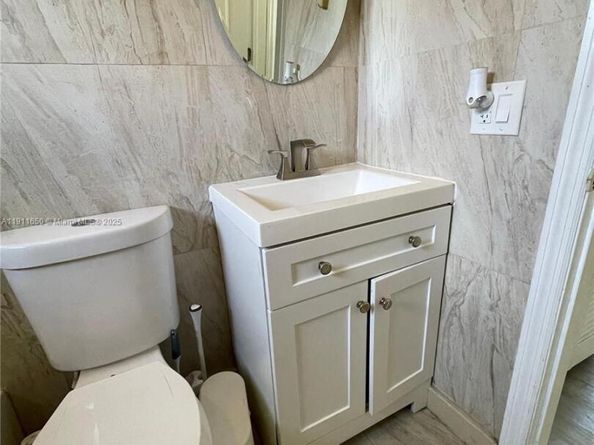 6470 Mcclellan St, Hollywood FL 33024