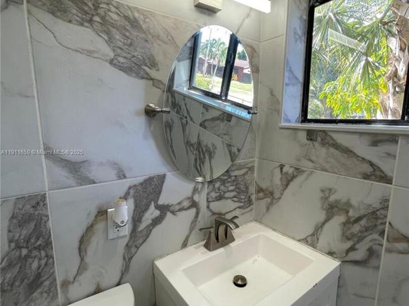 6470 Mcclellan St, Hollywood FL 33024