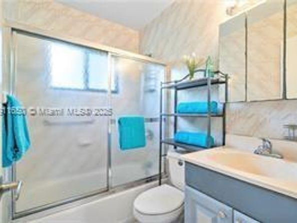 6470 Mcclellan St, Hollywood FL 33024