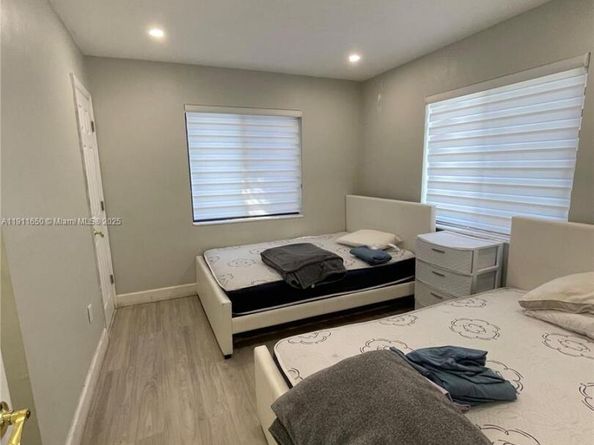 6470 Mcclellan St, Hollywood FL 33024