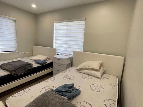 6470 Mcclellan St, Hollywood FL 33024