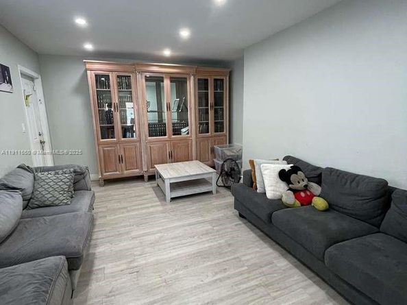 6470 Mcclellan St, Hollywood FL 33024