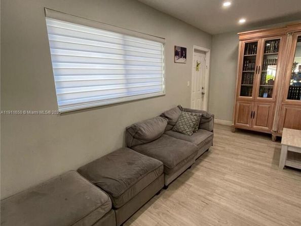 6470 Mcclellan St, Hollywood FL 33024