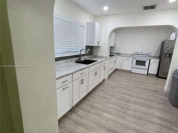 6470 Mcclellan St, Hollywood FL 33024