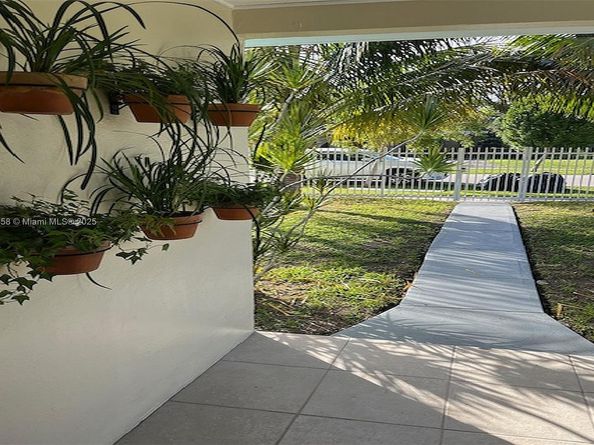 827 NE 140th St, North Miami FL 33161