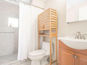 827 NE 140th St, North Miami FL 33161