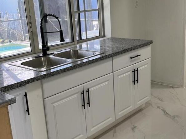 6704 Emerald Lake Dr, Miramar FL 33023