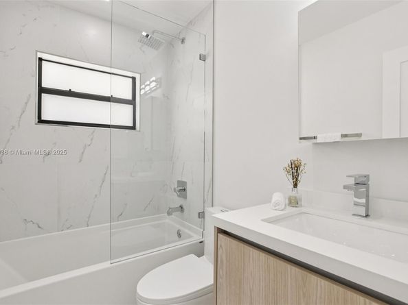 1960 NE 32nd St, Lighthouse Point FL 33064