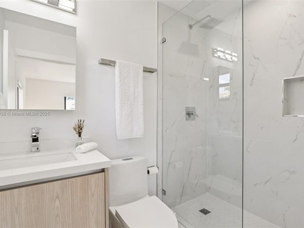 1960 NE 32nd St, Lighthouse Point FL 33064