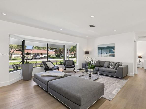 1960 NE 32nd St, Lighthouse Point FL 33064