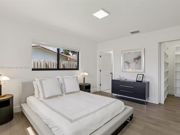 1960 NE 32nd St, Lighthouse Point FL 33064