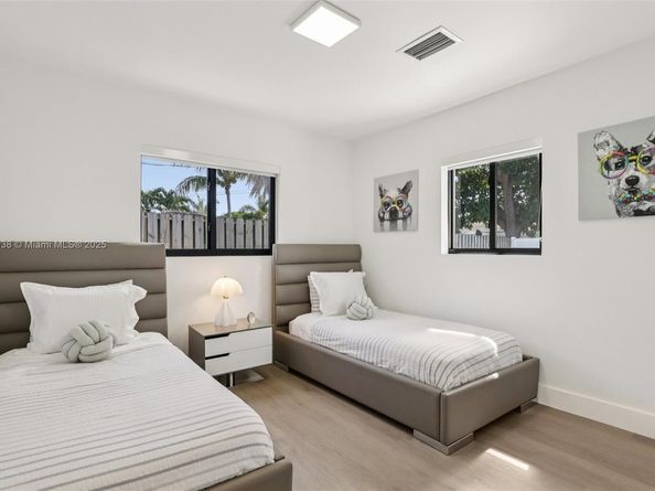 1960 NE 32nd St, Lighthouse Point FL 33064