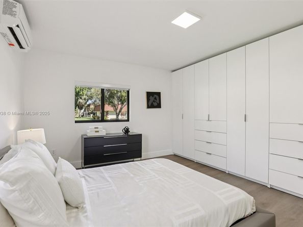 1960 NE 32nd St, Lighthouse Point FL 33064