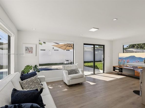 1960 NE 32nd St, Lighthouse Point FL 33064