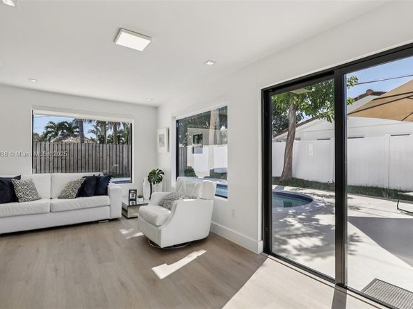 1960 NE 32nd St, Lighthouse Point FL 33064