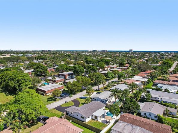 1960 NE 32nd St, Lighthouse Point FL 33064