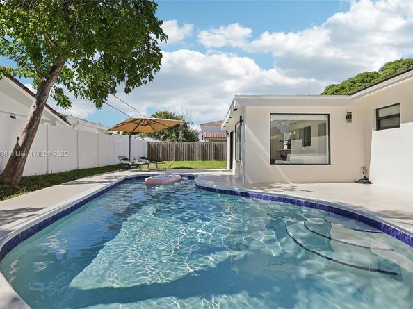 1960 NE 32nd St, Lighthouse Point FL 33064