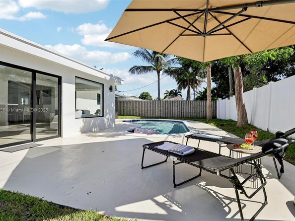 1960 NE 32nd St, Lighthouse Point FL 33064