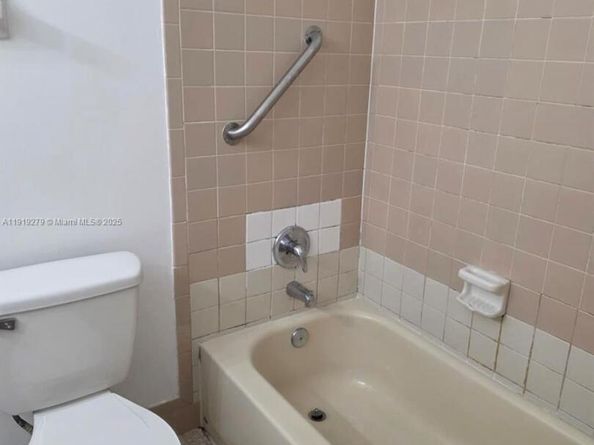 1095 W 40th St 26, Hialeah FL 33012