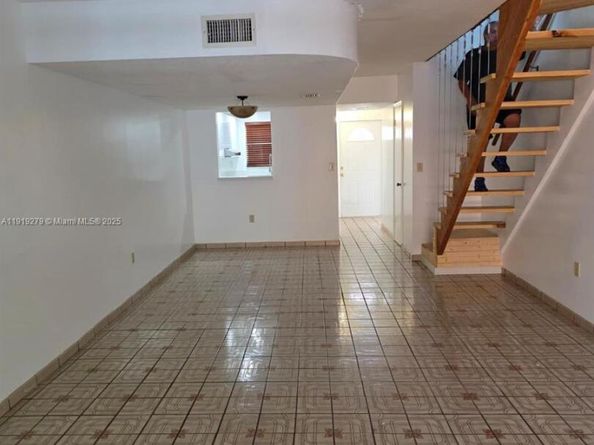 1095 W 40th St 26, Hialeah FL 33012