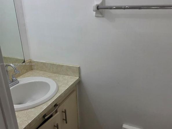 1095 W 40th St 26, Hialeah FL 33012