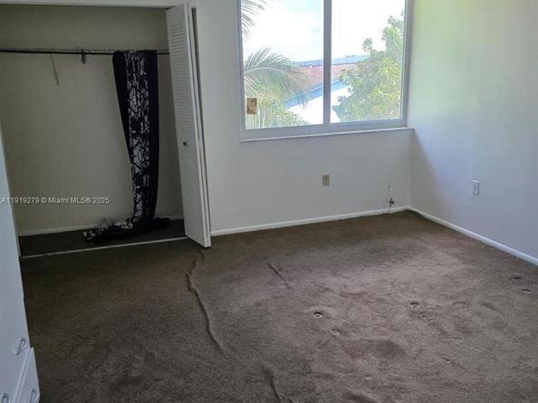 1095 W 40th St 26, Hialeah FL 33012
