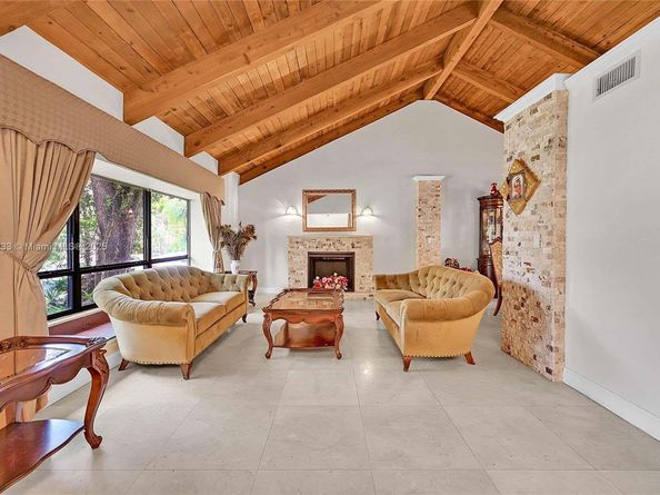 863 W Coco Plum Cir, Plantation FL 33324