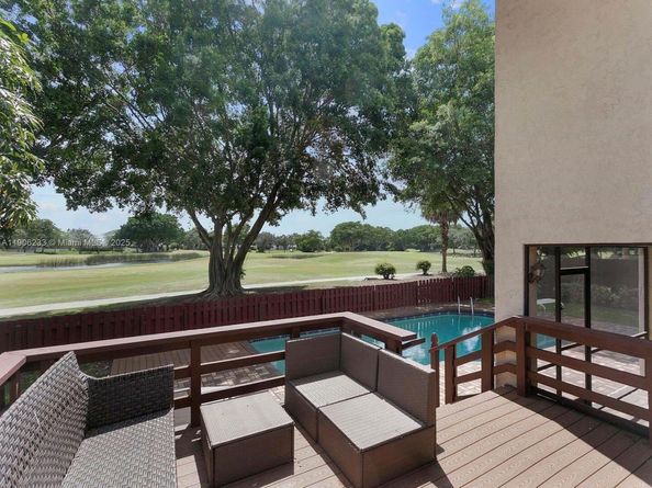 863 W Coco Plum Cir, Plantation FL 33324