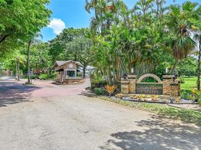 863 W Coco Plum Cir, Plantation FL 33324