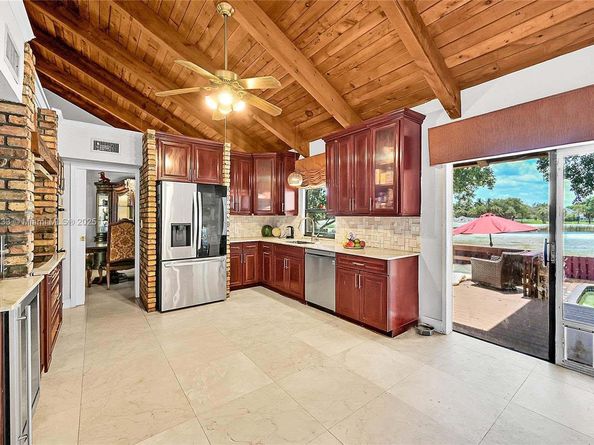 863 W Coco Plum Cir, Plantation FL 33324