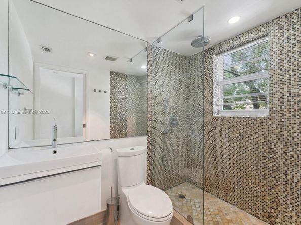 4812 Pine Tree Dr 206, Miami Beach FL 33140