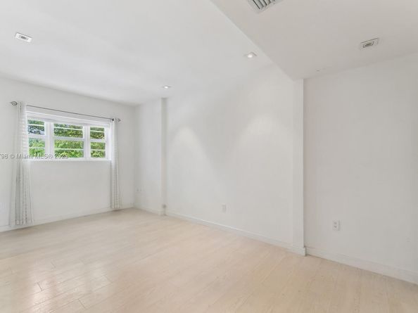 4812 Pine Tree Dr 206, Miami Beach FL 33140