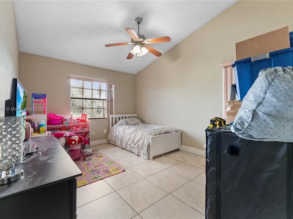 3865 W 10th Dr, Hialeah FL 33012