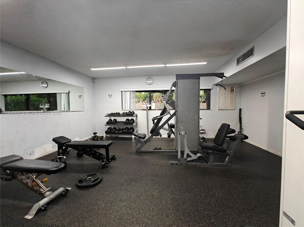 601 Ives Dairy Rd 1018, Miami FL 33179