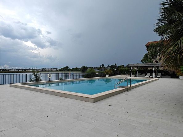 601 Ives Dairy Rd 1018, Miami FL 33179