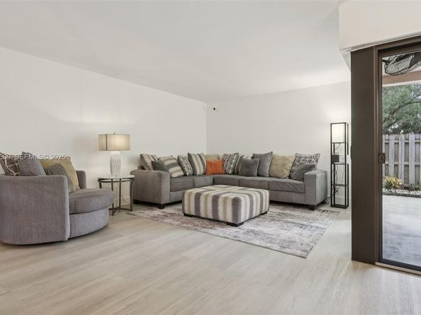 30 Chestnut Cir, Cooper City FL 33026