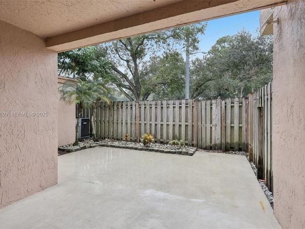 30 Chestnut Cir, Cooper City FL 33026