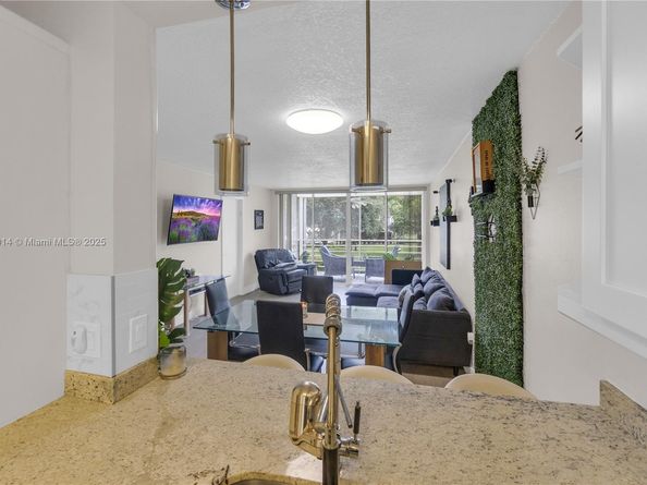 9410 Poinciana Pl 206, Davie FL 33324