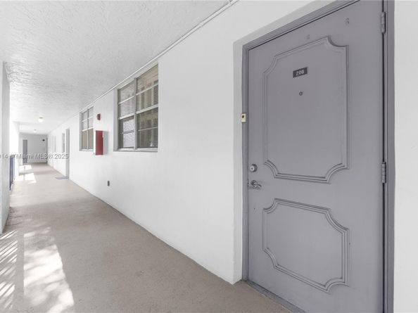 9410 Poinciana Pl 206, Davie FL 33324
