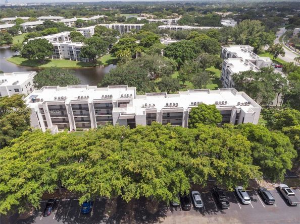 9410 Poinciana Pl 206, Davie FL 33324