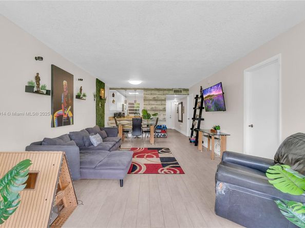 9410 Poinciana Pl 206, Davie FL 33324