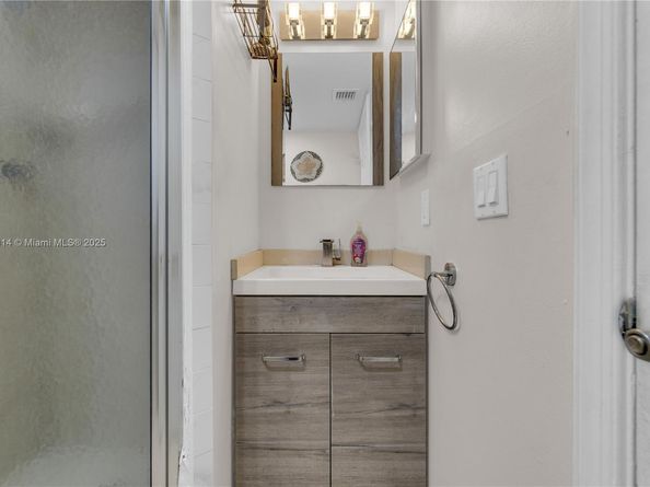 9410 Poinciana Pl 206, Davie FL 33324