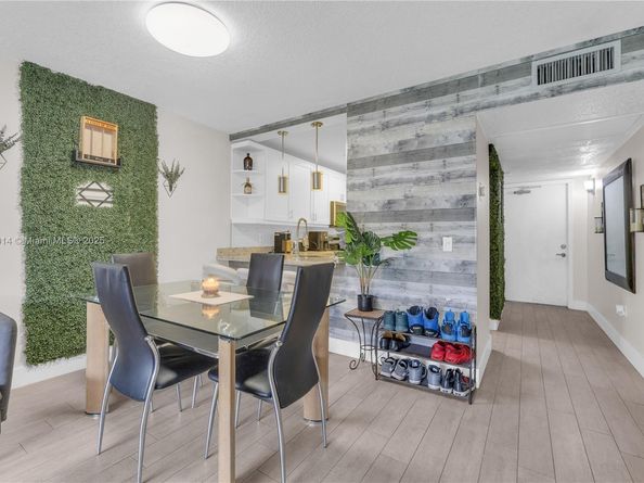 9410 Poinciana Pl 206, Davie FL 33324