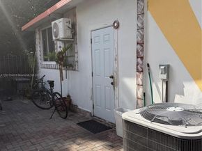 990 SW 9th St, Miami FL 33130