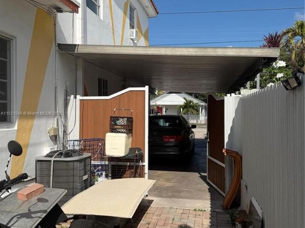 990 SW 9th St, Miami FL 33130