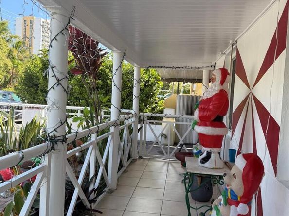 990 SW 9th St, Miami FL 33130