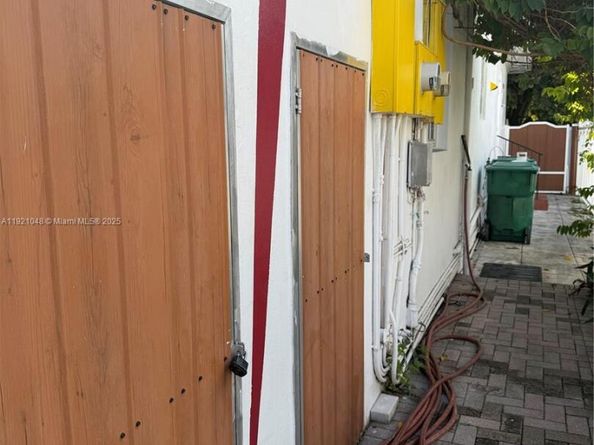 990 SW 9th St, Miami FL 33130