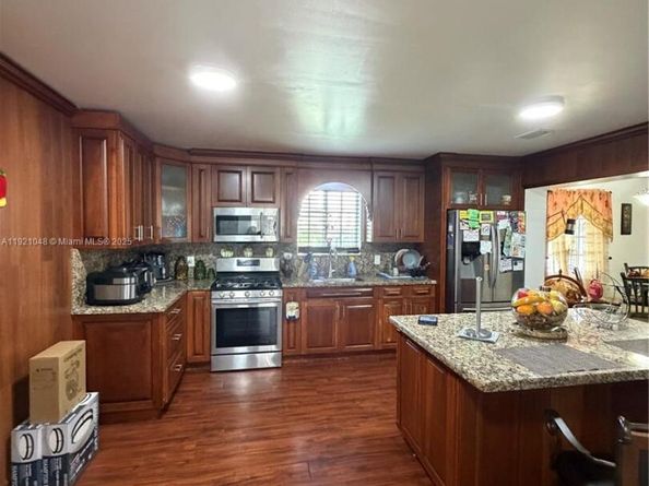 990 SW 9th St, Miami FL 33130