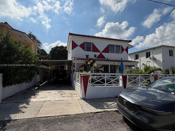 990 SW 9th St, Miami FL 33130