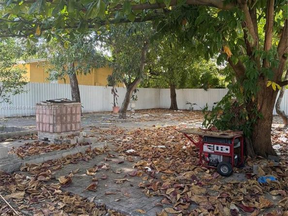 990 SW 9th St, Miami FL 33130